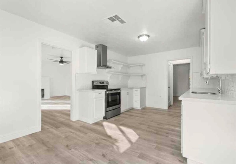 Building Photo - 1528 W Cortland Ave