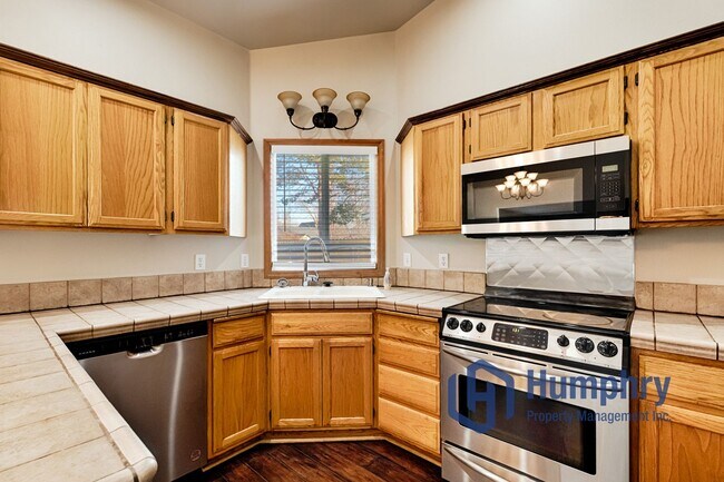 Building Photo - Beautiful home located just minutes from Settler's Park!