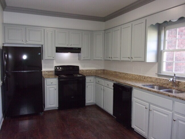 Building Photo - Beautifully Updated 2 Bedroom 2 Bath Townhome Minutes to Downtown Rock Hill