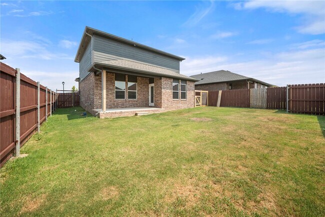 Building Photo - 3844 Pinecrest St