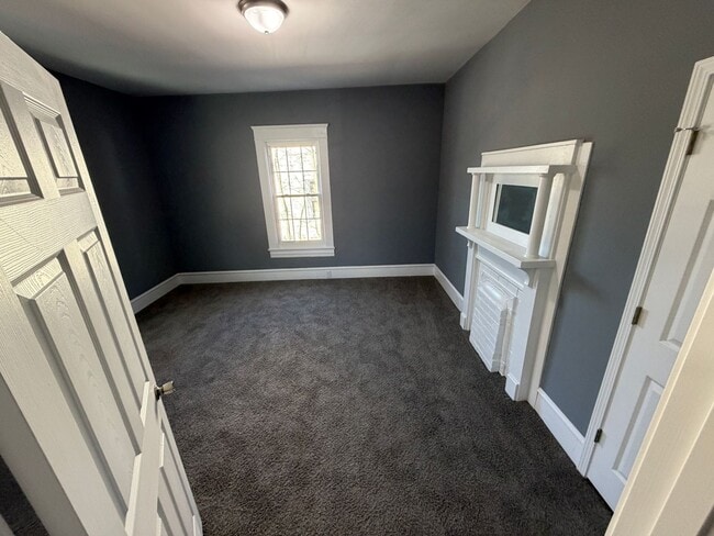 Building Photo - Amazing 7 Bedroom 2 bathroom updated home for rent in Burlington, NC