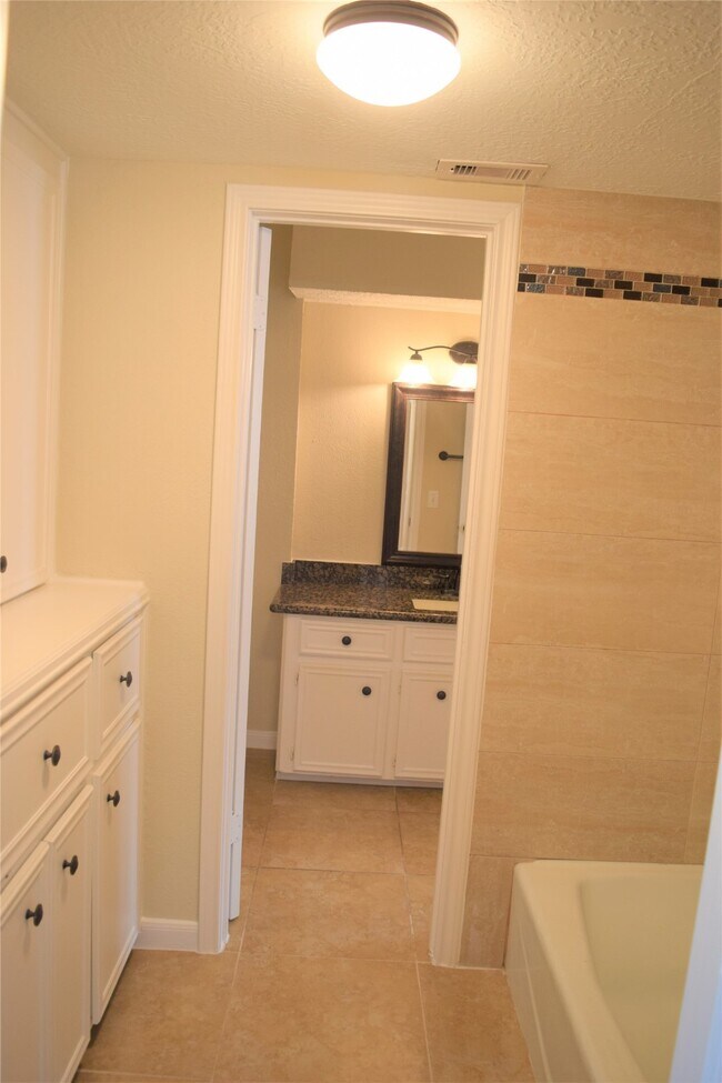 Building Photo - 6207 Northway Dr