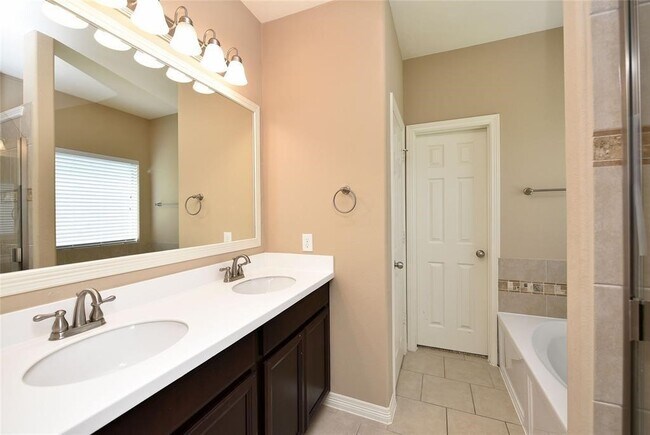 Building Photo - 4050 Calaway Oaks Ln