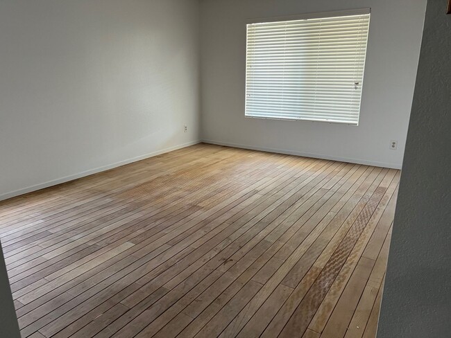 Building Photo - Nice 3 Bedroom 2 Bath Single Story