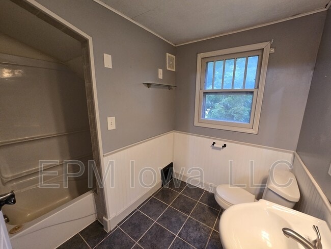 Building Photo - 2064 Independence Ave