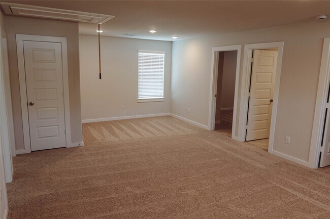 Building Photo - 16 Courageous Side Way