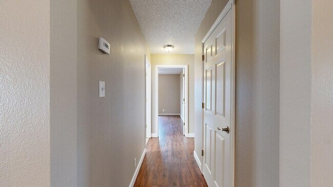 Building Photo - 3 bed 2 bath home, 2 car garage