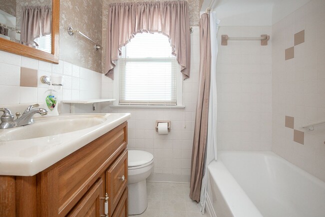 Building Photo - Charming 3 bedroom/2 bath House, Parma!
