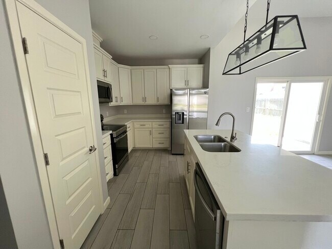 Building Photo - 1862 Castillo St