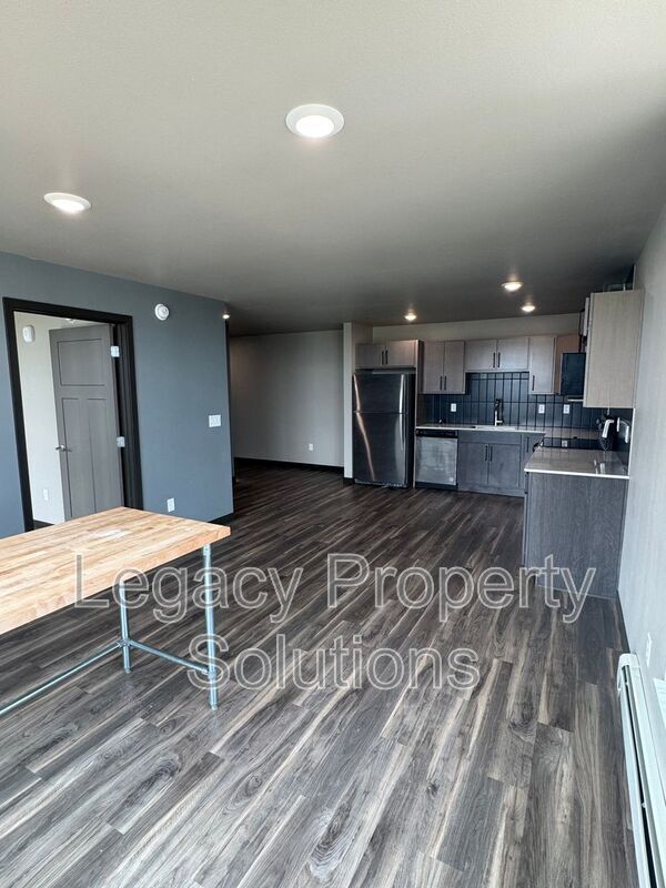 Building Photo - 226 E Greenfield Ln