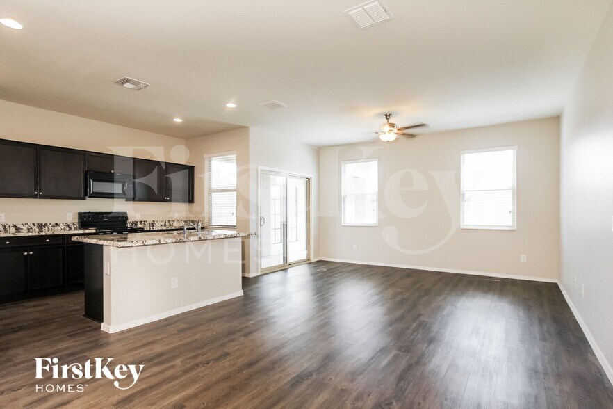 Building Photo - 2635 W Tamarisk Ave