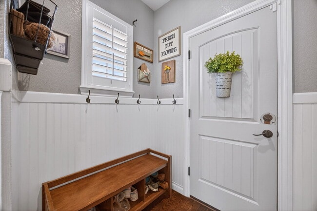 Building Photo - "Spacious 5-Bedroom Retreat on South Quantock Way - Perfectly Designed for Comfort and Style!"  A...
