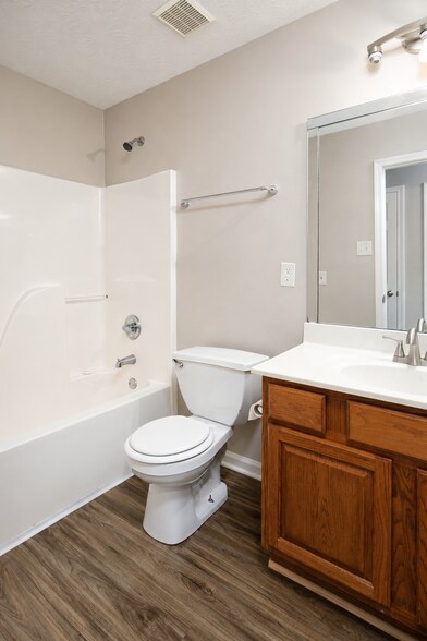 Building Photo - 565 Wellington Gardens Dr