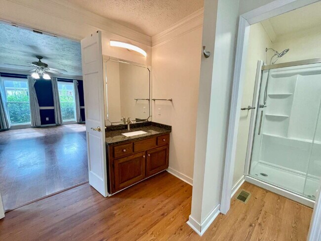 Building Photo - Spacious 6-Bedroom Gem In Fayetteville!