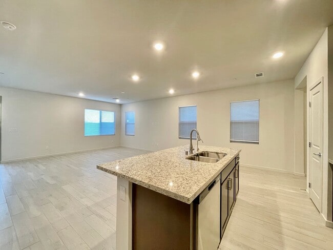 Building Photo - MOUNTAIN VIEWS, Gently lived in 4 bedroom 2.5 Bathrooms with Loft, home is a Must See!