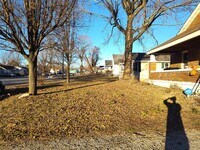 Building Photo - 2 bed 1.5 bath