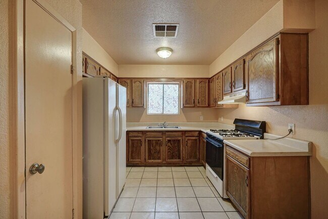 Building Photo - 1114 E Bisnaga St