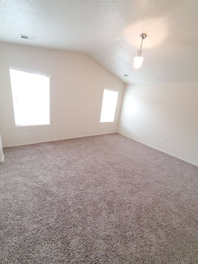 Building Photo - 3 bed 2 bath 1800 sq ft in Huning Ranch!