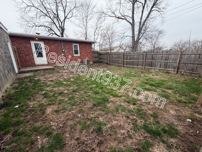 Building Photo - 2 Bedroom 1 Bath home with fenced in backyard