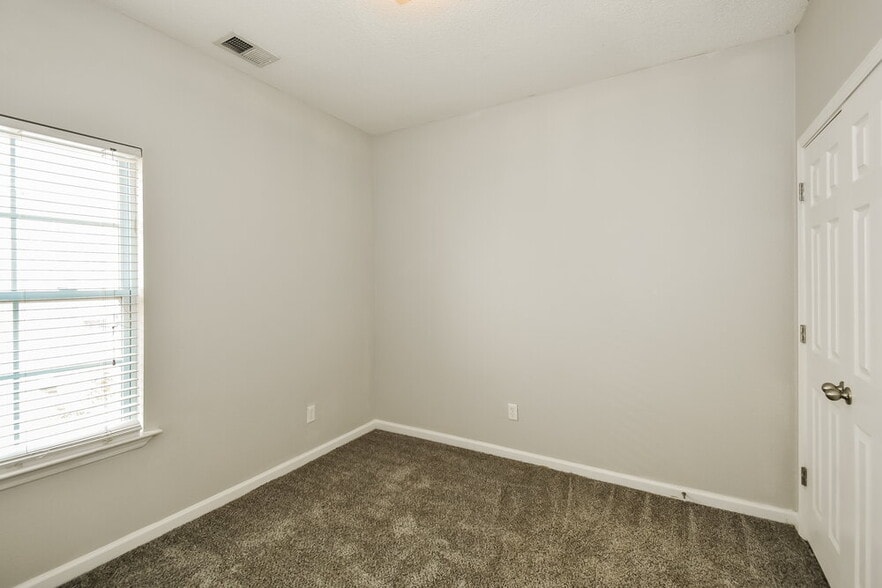Building Photo - 9885 White Poplar Dr
