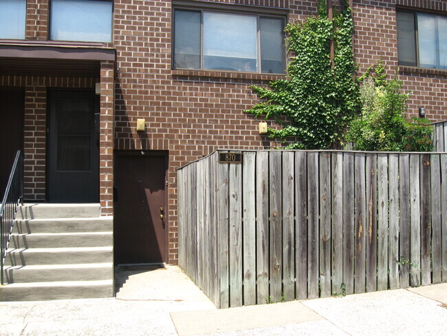 Two story townhome (Ground floor with courtyard - 870 N Pennock St