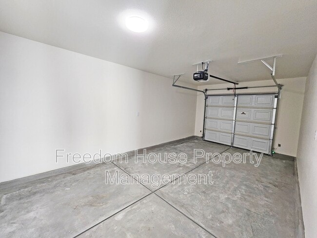 Building Photo - 581 Valiant Ave