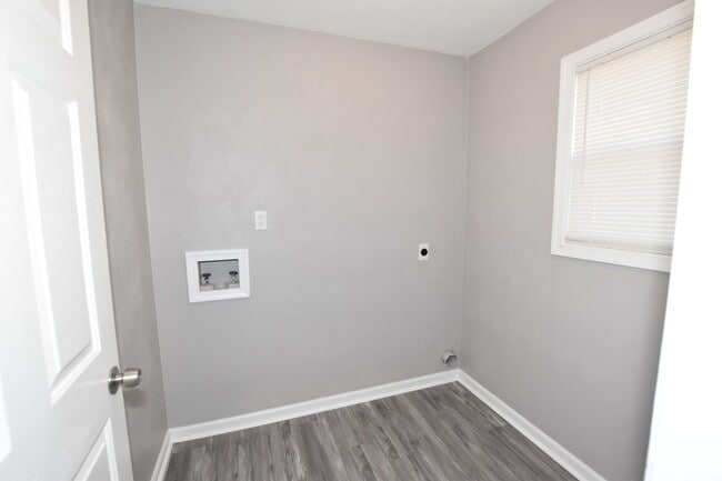 Building Photo - 4 BEDROOM HOME LOCATED IN SOUTH CHESEPEAKE. MUST SEE !!!!!!!!!!!