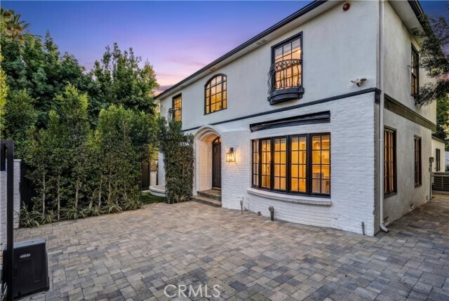 Building Photo - 725 N Doheny Dr