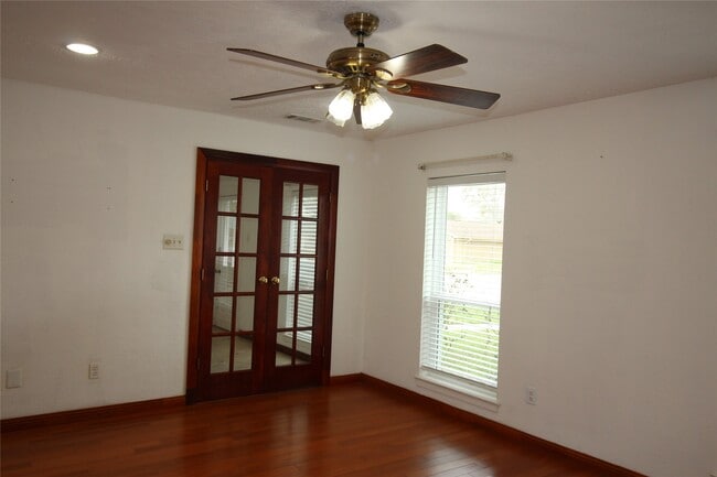 Building Photo - 458 Woodrail Dr