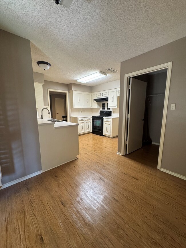 Building Photo - 3228 Elma Dr