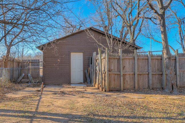 Building Photo - Updated Duplex-Easy Access to Broadway Ext...