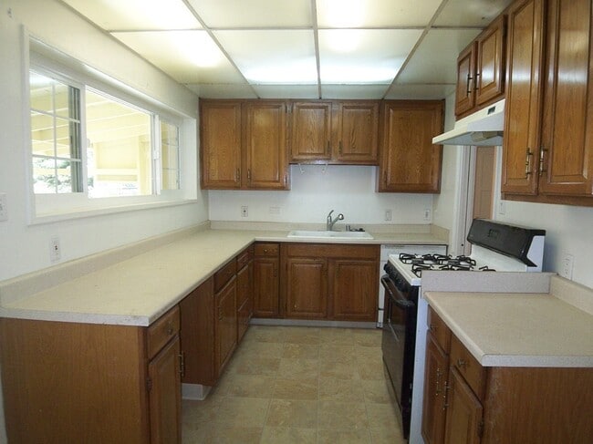 Building Photo - Great home with gorgeous hardwood floors!!