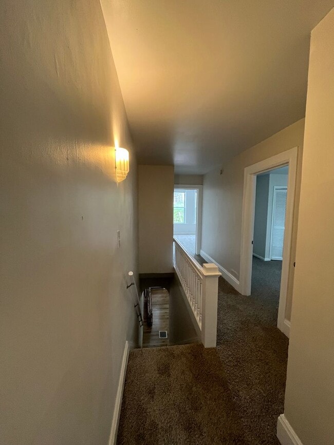 Building Photo - Large 2 Bed, 1 Bath Home, with Office/Bonus Room! Available Now!
