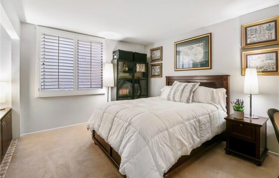 Second Bedroom / Office - 1134 Alta Loma Rd