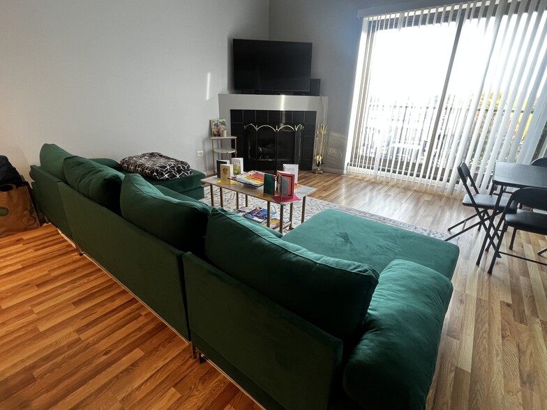 Building Photo - 1000 E 53rd St