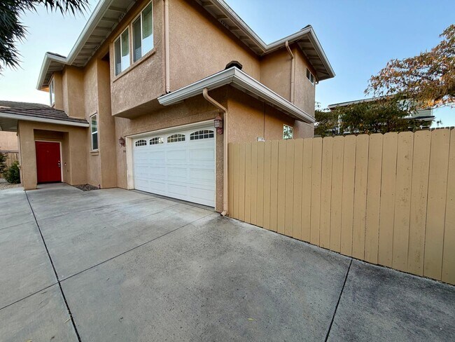 Building Photo - Beautiful 3 Bedroom 2.5 Bathroom Single Fa...
