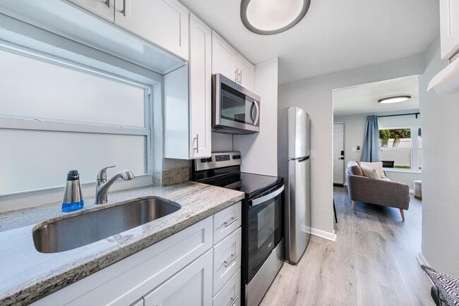 Building Photo - 717 SW 2nd Ct