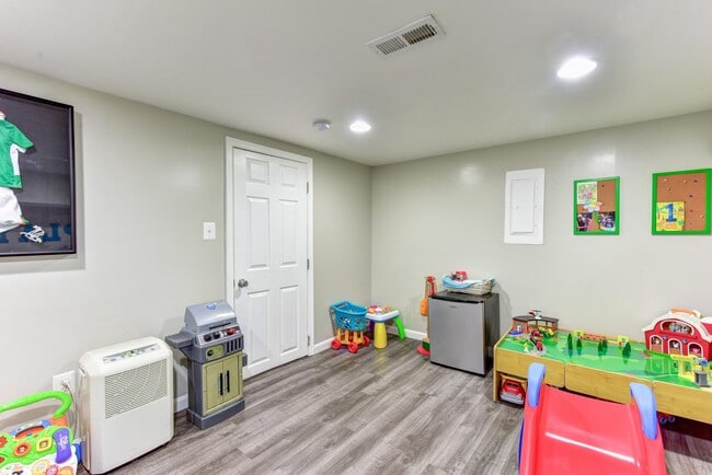 Building Photo - 1343 Kennedy St NW