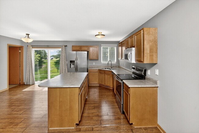 Building Photo - SPACIOUS LIVING!! 4 Bedroom, 3 Bathroom Home in Waukee!