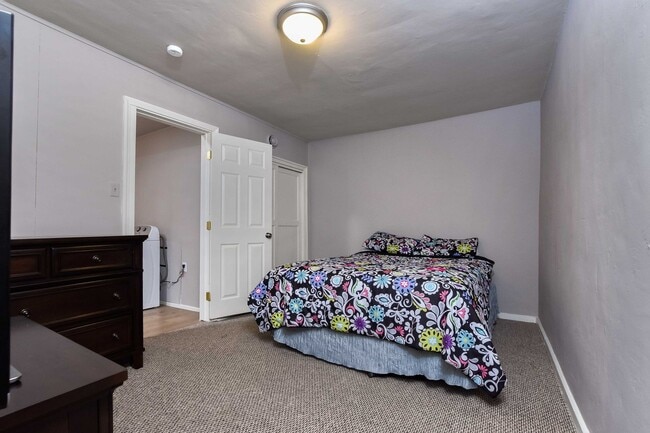 Building Photo - 4 bedroom in South Side