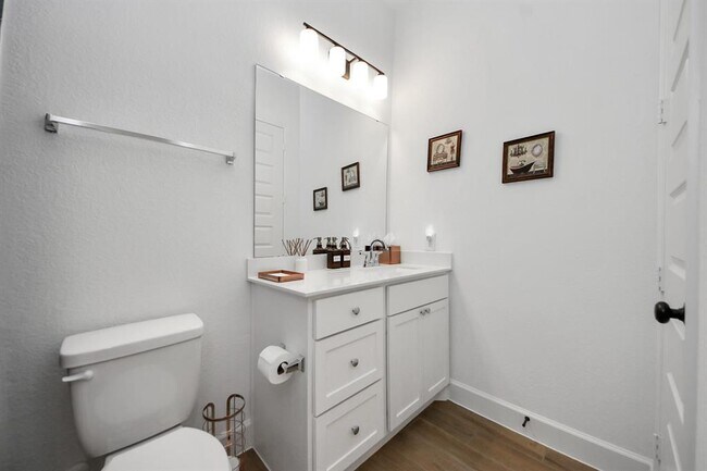Building Photo - 210 W Netleaf Ct