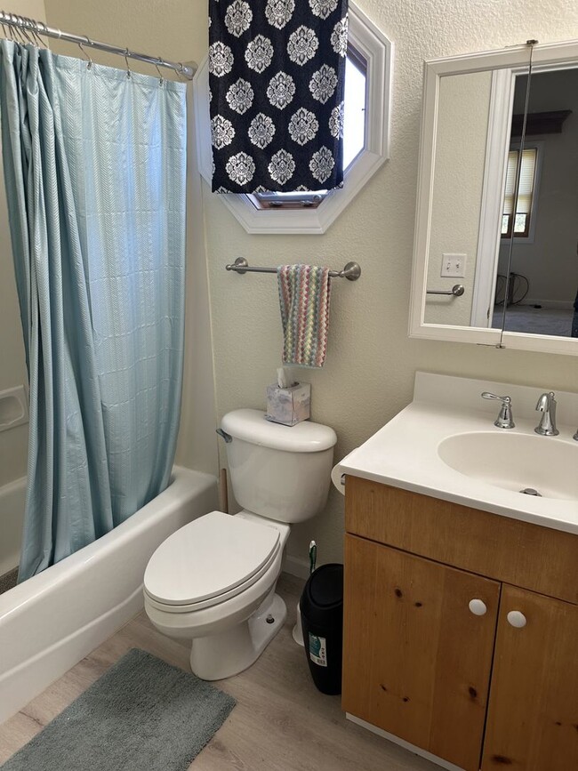 Building Photo - Carriage House