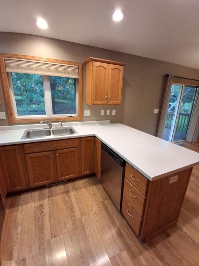 Building Photo - Beautiful 4 Bedroom House in Prescott, WI!...