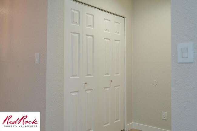 Building Photo - Newly Remodeled 3 Bedroom Townhome. Small ...