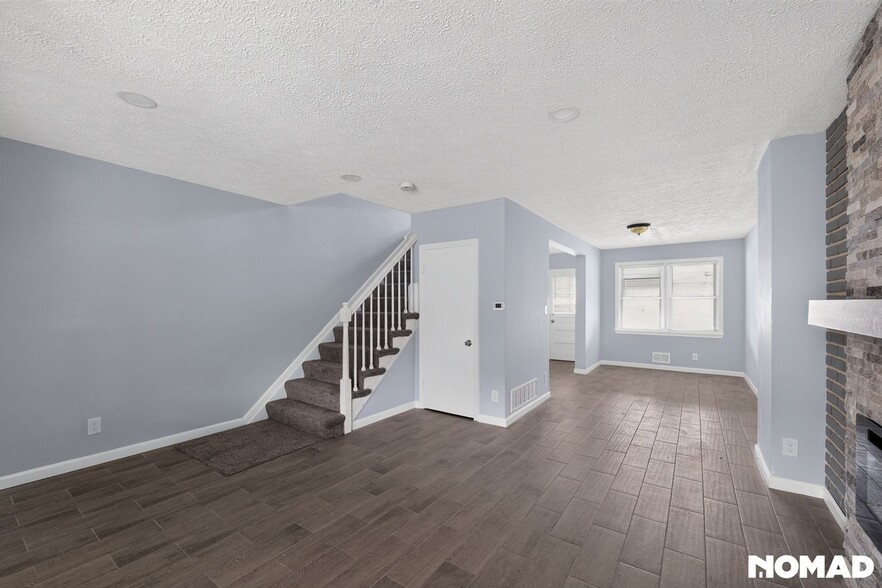 Building Photo - 2229 Redthorn Rd