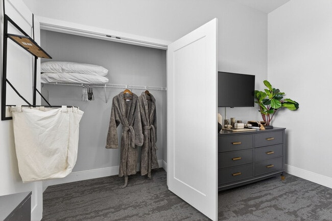 Building Photo - 1424 N Park Pl