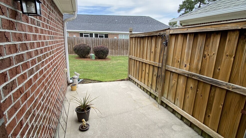 Building Photo - 1041 Bridgeport Way