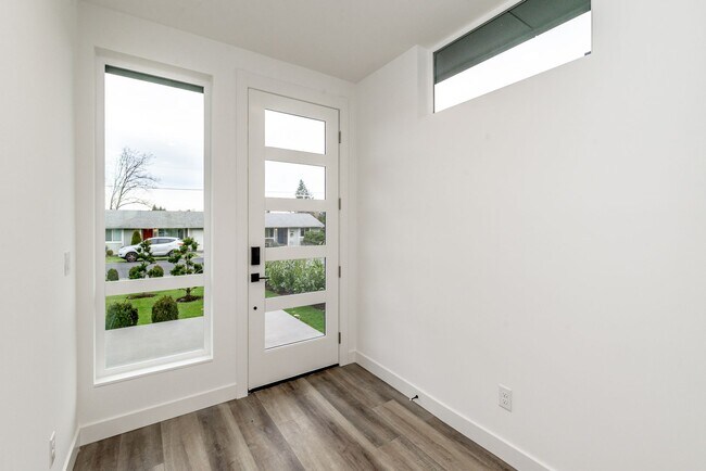 Building Photo - Edgewood Stunner