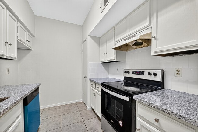 Building Photo - 7395 Regency Square Ct
