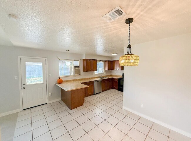 Building Photo - 5850 Fallengate Dr